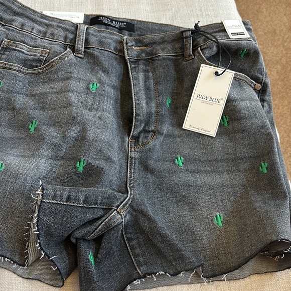 Judy Blue Cactus Embroidered Grey High Waist Cut Off Shorts! So Adorable! XL - Picture 5 of 9